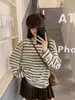 Camiseta Listrada de Manga Longa com Gola Redonda para Mulheres, Estilo Outono Inicial 2026, Corte Solto com Design de Bolso, Top Camada Base Interna