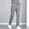 Pantalones deportivos ligeros de secado rápido para hombre de verano, ropa de trabajo de seda helada, pantalones casuales rectos de ajuste holgado y moderno para exteriores