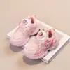 Tênis Infantil Grande para Meninas com Luzes Desenho Animado 2025 Novo Estilo Primavera e Outono Malha Dupla Sapatos para Meninas Pequenas Tênis Giratório com Botão