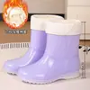 Botas de lluvia modernas, impermeables y antideslizantes para mujer, nuevo modelo de primavera, zapatos de goma de trabajo duraderos para cocina, de suela gruesa, de media caña, con suelas suaves