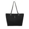 Bolsa feminina moderna e estilosa, estilo retrô, casual, de cor sólida, com grande capacidade e design personalizado para o verão de 2025.