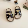 Chinelos infantis 2025 verão novo estilo coreano fofos para meninas super fofos sola macia sandálias de calçar sandálias de bebê