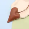 Nuevo colgante de bolsa creativa de cuero con forma de corazón de melocotón, adornos de PU de amor exquisitos, pequeño regalo, accesorios de cuerda para mano de ropa, fabricantes