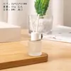 Botella cuadrada de perfume blanco mate con difusor, con flores secas y varillas difusoras, para uso como fragancia para el hogar, adecuada para dormitorios