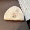 Suave y Acogedor Cachorro Bordado Inglés Gorro de Punto para Mujer, Nuevo Versátil de Otoño e Invierno Lindo que Protege las Orejas Adelgaza la Cara Gorro de Lana