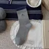 Sapatos Shang Meias de Algodão Femininas Estilo Coreano Bordado de Desenho Animado Meias Amontoadas Cor Azul Cinza Color Blocking Malha Laço Etiqueta de Tecido Meias de Algodão Sem Costura