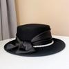Chapéu liso decorativo de lã estilo Chanel, de cetim com pérolas, feminino, outono e inverno, temperamento socialite, chapéu de feltro, moda, pequeno chapéu-coco