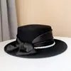 Sombrero plano de lana decorativa de satén perlado estilo Chanel para mujer, sombrero de fieltro combinable con todo, estilo socialité, para otoño e invierno, sombrero bombín pequeño de moda.