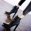 Botas Chelsea Chunky com Salto Bloco e Bico Fino para Mulheres 2025 Novo Estilo Moda com Tachas Salto Alto Botas Curtas Tendência Botas Slim Tendência Ins