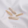 Colgante de doble fila larga con microincrustaciones de circonita en oro de 14 quilates que conserva el color, ideal para pulseras y collares.