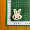 Fornecimento direto da fábrica pelúcia desenho animado animal cabeça boneca cabeça roupas acessórios tecido orelhas de coelho sapatos e chapéus acessórios pingente de celular