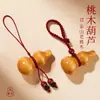 Corda de Pingente para Corrente de Celular Esculpida em Madeira de Pessegueiro Natural para Homens e Mulheres, Ornamento para Chaveiro de Carro, Pingente de Paz e Riqueza