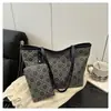 Bolsa Tote com Textura Retrô, Simples e Versátil, Bolsa Fashion para Sogra, Bolsa de Mão Feminina Estampada de Luxo Leve e de Alta Qualidade para o Dia a Dia