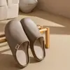 Chinelos de algodão impermeáveis estilo Birkenstock para mulheres, nova coleção outono/inverno 2026, antiderrapantes, forrados com fleece, quentes e com sola macia para uso interno para homens