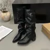Botas Apiladas con Volantes de Punta Francesa 2026 Otoño/Invierno Nuevas Botas Largas Tacón Grueso Botas Altas Adelgazantes Versátiles Botas de Montar