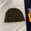 Gorro de punto liso suave y cómodo con bordes deshilachados, un sombrero cálido y elegante para mujer en otoño e invierno, diseñado para hacer que el rostro parezca más pequeño, un nuevo estilo de gorro de punto