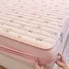 2026 Nuevo Modelo Sábana Acolchada Impermeable de Hilo Bouclé para Cama con Patrón de Cuadrícula