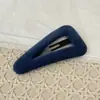 Pinza para el pelo de triángulo grande hueca de gamuza de color sólido de alta gama estilo coreano Pinza para el pelo simple y versátil para flequillo lateral Pinza para el pelo