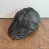 Gorra de ala hacia adelante estilo Old Money Unisex Gorra de Cuero PU Boina Británica Retro Gorra de Pintor Dandy Gorra Plana de Cuero Envejecido