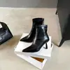 Botas de salto fino bico fino versáteis de moda outono e inverno 2026, botas curtas estilo europeu e americano, botas de cano curto, design simples