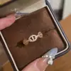 Anel de Nariz Piggy com Zircônia Super Brilhante Cruzado para Mulheres 2026 Novo Estilo Anel de Dedo Indicador Nicho Anel de Melhor Amigo Atacado