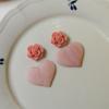 Otoño e Invierno Flocado Flor Camelia Resina Parche Accesorios DIY Hecho a Mano Aretes Adorno para la Cabeza Carcasa para Teléfono Móvil Material de Joyería