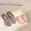Zapatillas de algodón cálidas para hombre y mujer, estilo pareja otoño e invierno, para interior, antideslizantes, de suela gruesa, zapatos de algodón con suela suave de felpa