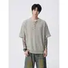 Camiseta Henley de Manga Corta Negra con Rayas Verticales Drapadas Estilo Old Money para Hombre, Corte Holgado, Hombro Caído, Camiseta de Punto Versátil