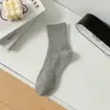 Meias masculinas, feitas com algodão de Xinjiang, comprimento até a panturrilha, mistura de algodão, absorventes de suor, adequadas para uso profissional, cor sólida, estilo de cano longo, com ajuste na cintura e projetadas para esportes e absorção de suor