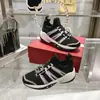Tênis de malha respirável trançado com fivela quadrada de strass 2025 novo, sapatos casuais femininos de sola grossa, tênis de cadarço de couro estilo pai