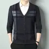 Suministro exclusivo transfronterizo de nuevos suéteres de moda para hombre de otoño e invierno, cárdigan de punto casual holgado elegante con cuello en V al por mayor
