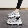 Sapatos Femininos de Outono Novos Sapatos de Malha Respirável Estilo Coreano Feminino Versátil Sola Grossa Tênis que Aumentam a Altura Casuais Sapatos de Pai Sapatos da Moda