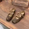 Sapatos femininos Mary Jane em pele de carneiro com estampa de leopardo retrô francesa, sapatilhas planas versáteis com tiras cruzadas e bico quadrado