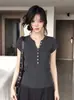 Camiseta feminina de manga curta, gola V, abotoamento simples, estilo coreano, novo modelo verão 2026, gola Henry, que rejuvenesce, modelagem justa, malha fina