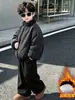 Conjunto de Ropa de Invierno para Niños 2026 Nuevo Elegante Estilo Otoño/Invierno para Bebé Chaqueta Rayada Conjunto de Tres Piezas Ropa de Invierno para Niños