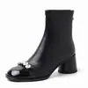 Botas de tornozelo de moda estilo britânico com strass e couro envernizado de 6cm, nova coleção outono/inverno 2026, bico quadrado, salto grosso, zíper traseiro, botas de moda feminina