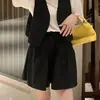 Conjunto Novo de Colete/Shorts Estilo Vintage de Nicho: Traje de Duas Peças Elegante e Fino com Colete, Shorts e Camiseta