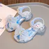 Sandalias para niñas 2025 verano nuevo niños suela suave moda estilo verano niños medianos y grandes niña pequeña zapatos de princesa Elsa