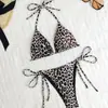 Traje de Banho Cortado Estilo Europeu e Americano 2025 Biquíni Triângulo Sexy Conjunto de Três Peças Traje de Banho com Alça Estampado de Leopardo Confortável Estilo Europeu e Americano