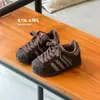 2026 Invierno Nuevos Zapatos Casuales de Algodón de Doble Capa para Niños Zapatos de Tabla con Puntera de Concha Versátiles Retro Más Terciopelo para Niños y Niñas
