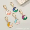 Llavero de luna creciente y estrella bicolor, colgante para mochila de estilo coreano con bloques de color de estrella y luna con cierre de mosquetón, pequeño regalo