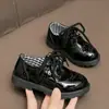 Sapatos Infantis de Couro Primavera e Outono Estilo Quente Estilo Academia para Meninos Sapatos Pequenos de Couro Sapatos de Solado Único Estilo Britânico Preto e Branco de Couro Envernizado para Meninas Sapatos de Princesa