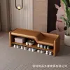 Banqueta gris minimalista italiana con zapatero de niveles de estilo abierto y asiento tapizado, una banqueta multifuncional para la entrada