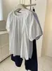 Camisa de Boneca Plissada Estilo Coreano! Suave e Versátil para o Verão, Caimento Solto e Emagrecedor, Camisa Branca de Manga Curta com Gola Redonda