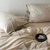 Elegante y rústico juego de ropa de cama de cuatro piezas bordado de algodón y lino, ropa de dormir de alta gama adecuada para todas las estaciones, funda de edredón y sábana transpirables