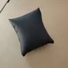 Fábrica spot atacado couro PU couro caixa de relógio pequena travesseiro pulseira exibir bolsa de travesseiro cheio de fio dental de seda joias fixas