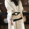 Bolso pequeño de cadena con patrón de rombos estilo Chanel para mujer, nuevo bolso de mano cuadrado pequeño versátil retro de gamuza 2026, se puede llevar en la mano o cruzar.