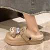 Chinelos Fofos de Desenho Animado Confortáveis de Dedos para Uso Externo Feminino Outono e Inverno 2025 Nova Moda Antiderrapantes Quentes Chinelos de Dedos