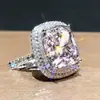 Anillo de Cristal Rosa y Circonita de Lujo Ligero y de Alta Gama para Mujer, Anillo Cuadrado con Índice Completamente Diamantado, Moderno y Versátil, Disponible en Tres Colores