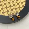 Brincos Minimalistas Únicos e Sofisticados com Toque de Luxo, Apresentando Design Pequeno, Luxuoso, Requintado, Simples, Moderno e Versátil com Diamantes e Pérolas
